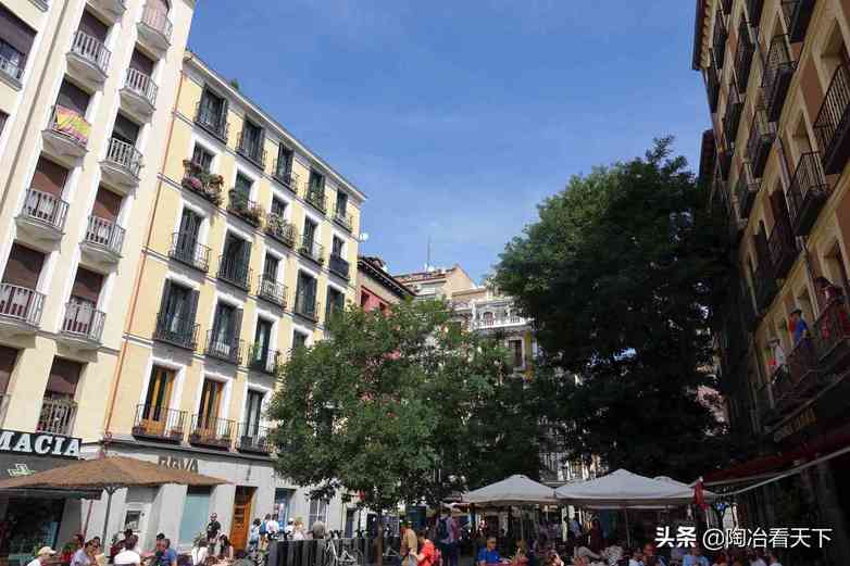 西班牙首都马德里阳光灿烂，风景宜人，最适合漫步游览