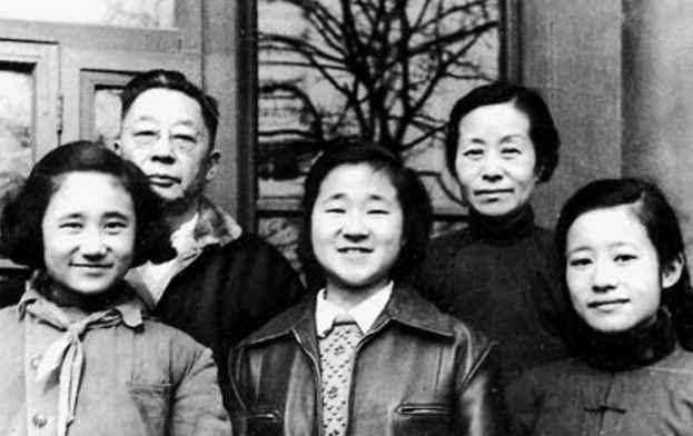 老舍1966投湖自尽，对妻子不忠，遇到真爱情人，一生愧对妻子