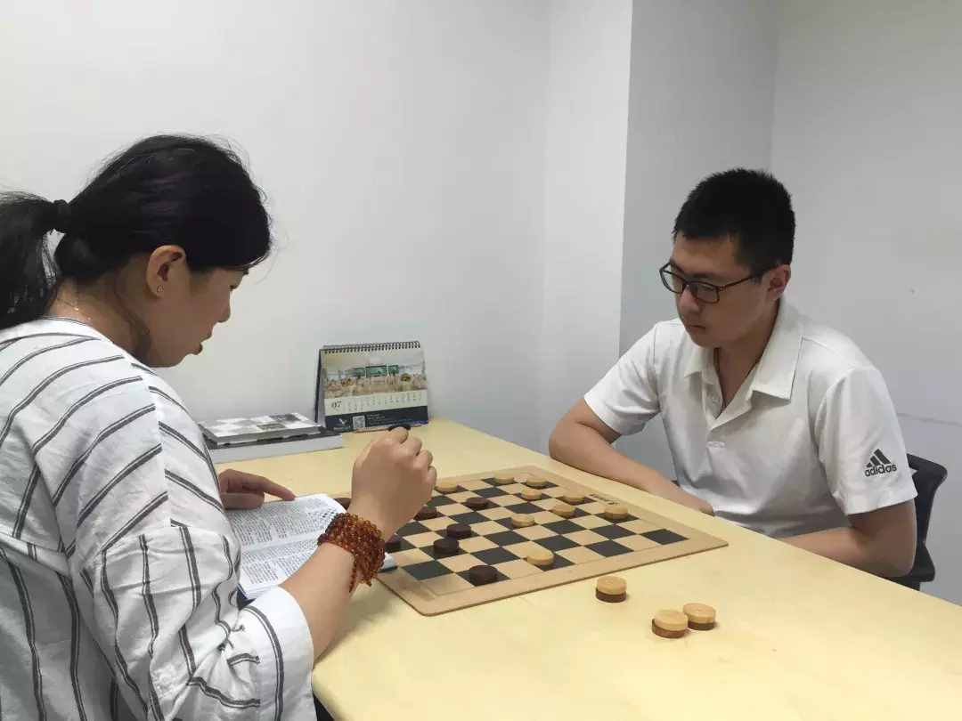 棋盘四四方，棋子似巧克力，古埃及法老时就有的国际跳棋，你会玩吗？