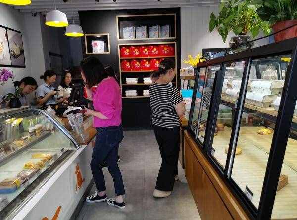 杭州知名蛋糕店，今天重新开业！现场太火爆了……