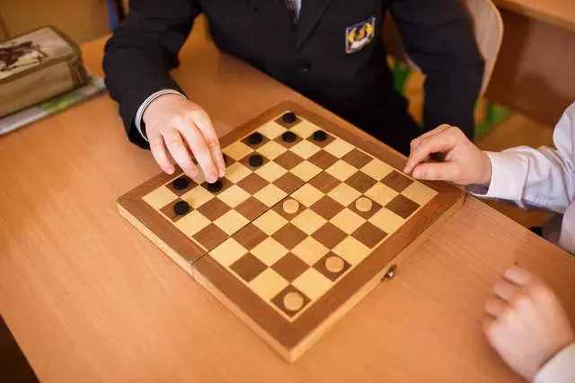 棋盘四四方，棋子似巧克力，古埃及法老时就有的国际跳棋，你会玩吗？