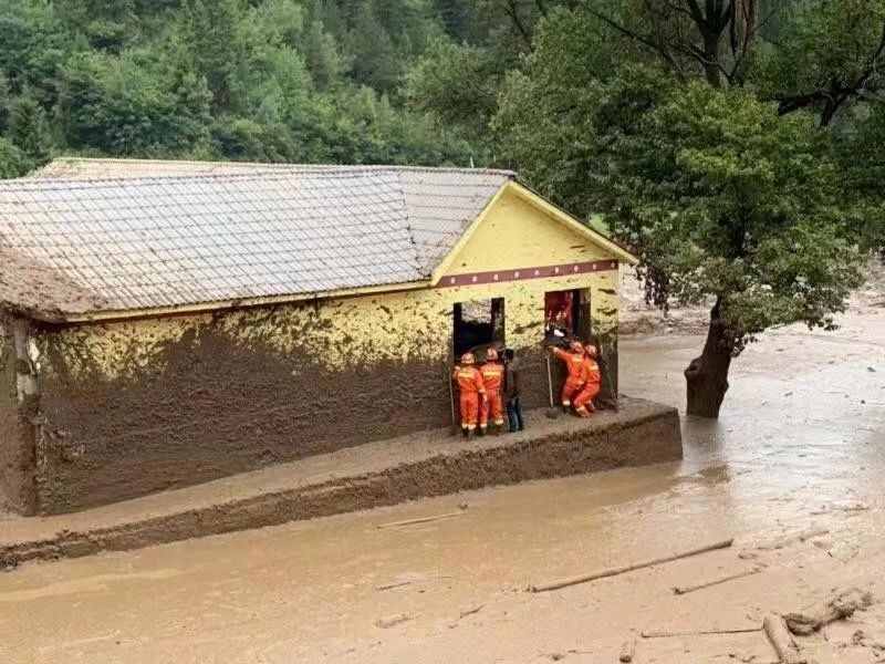 发生泥石流应该往哪个方向跑（发生泥石流应该往）