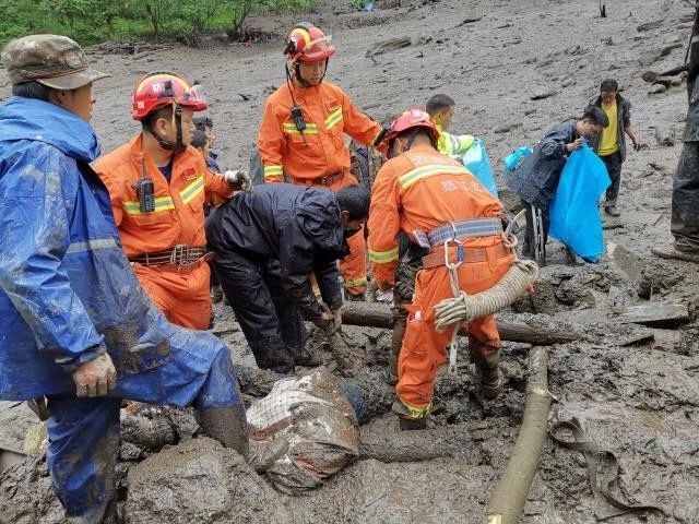 遭遇山体滑坡、泥石流怎么办？