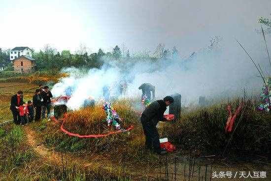 看阴宅风水也简单,记住“四原则五看”,清明祭祖自家坟地自己看!