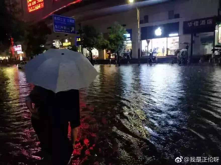 强降雨把深圳浇成了这样，网友：是时候展示我的游泳技术了！