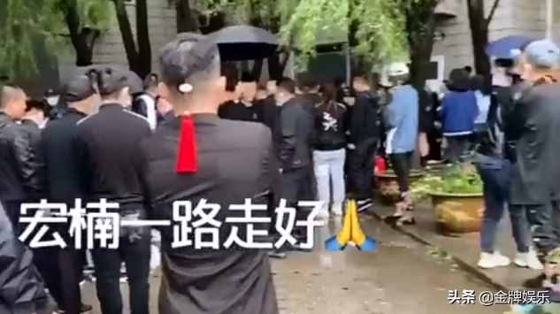 网红宏楠触碰高压电不幸离世，女友晒出单人婚纱照，看了好心酸