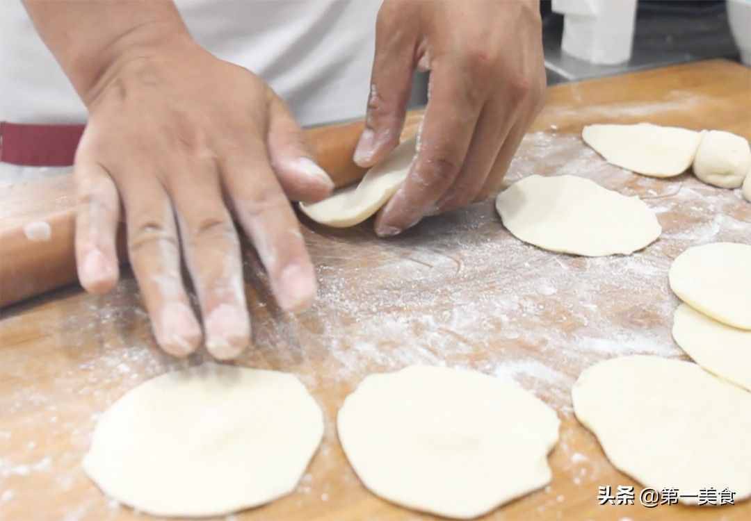 家庭版上海生煎包，厨师长教你如何制作，外焦里嫩，一锅不够吃