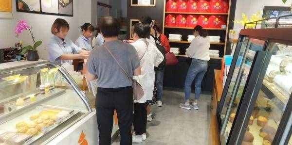 杭州知名蛋糕店，今天重新开业！现场太火爆了……