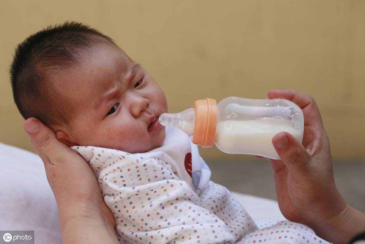 新妈妈必读：冲奶粉用水和水温都有讲究，过高过低对宝宝都不利