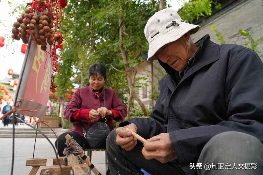 78岁农民大爷，12根木棍做出木工车床，用了60年成传家宝