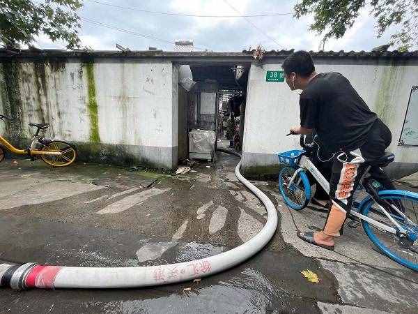 今晨闵行区曹行村发生火灾 多辆消防车赶赴现场救援