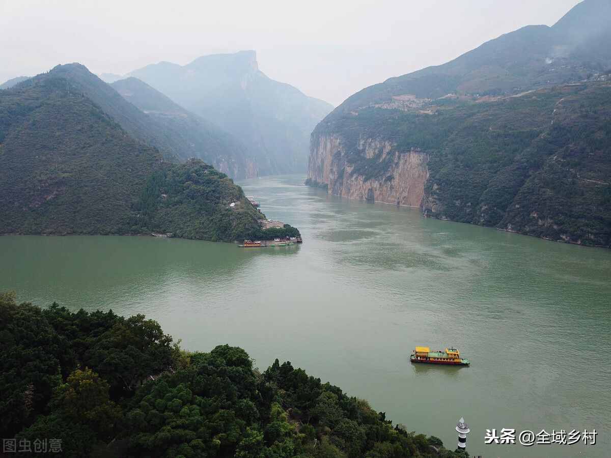 三峡是哪三个峡的总称？瞿塘峡最险峻，巫峡最好看，西陵峡景最多