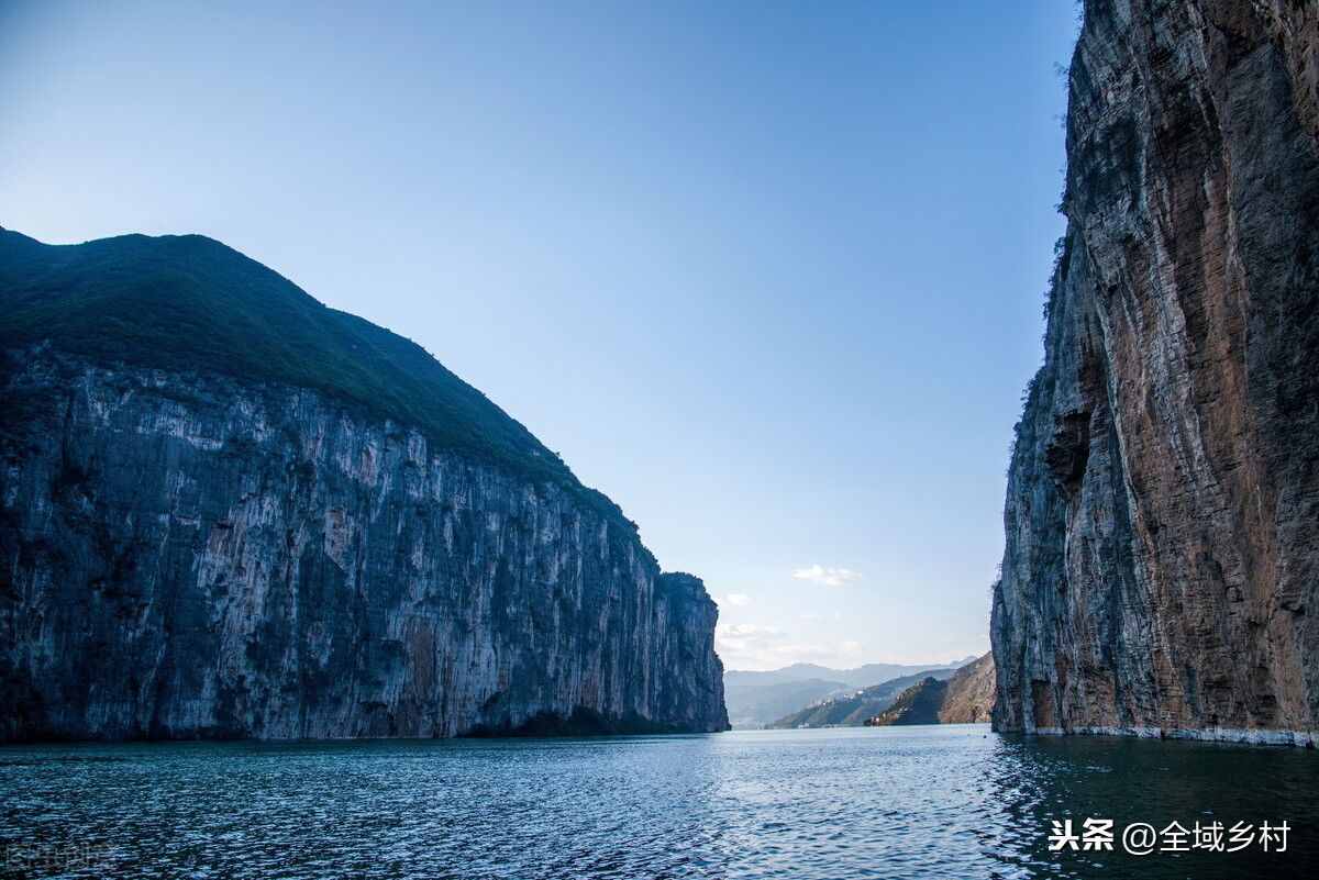 三峡是哪三个峡的总称？瞿塘峡最险峻，巫峡最好看，西陵峡景最多