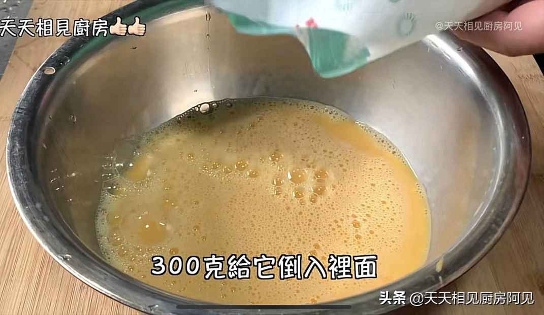 家里有电饭煲和鸡蛋就能做蛋糕，第一次做就能成功，蓬松暄软