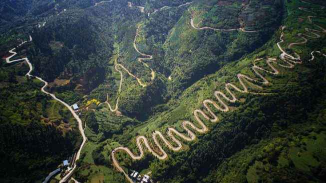 世界罕见宛如一条巨龙蜿蜒盘旋在山上的公路