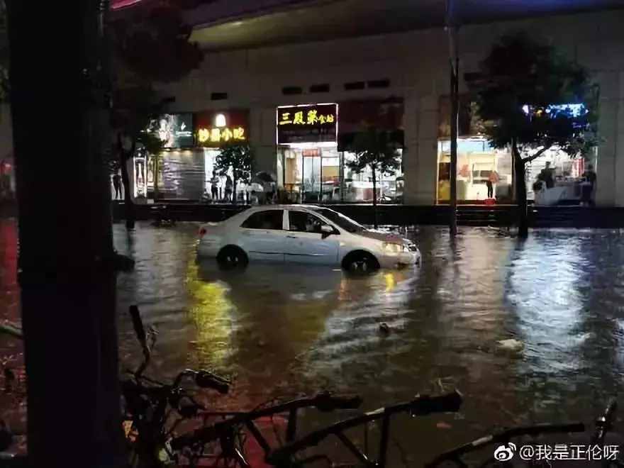 强降雨把深圳浇成了这样，网友：是时候展示我的游泳技术了！