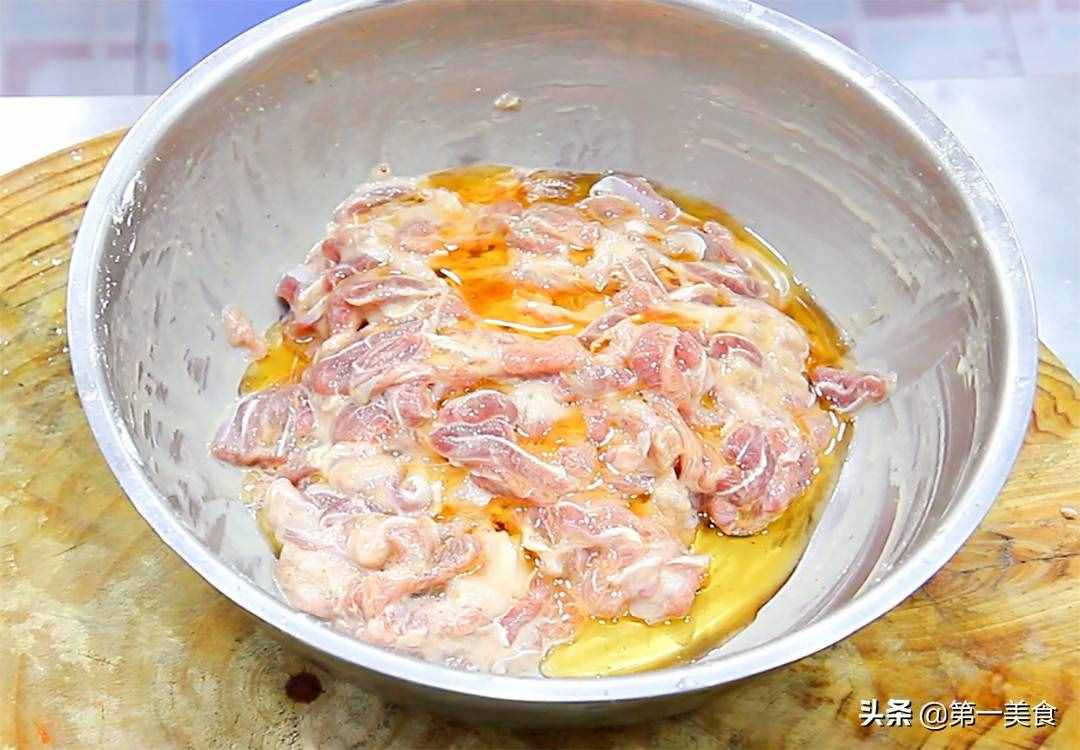 做孜然羊肉，要不要先滑油，厨师长分享地道做法，鲜嫩滑口又不膻