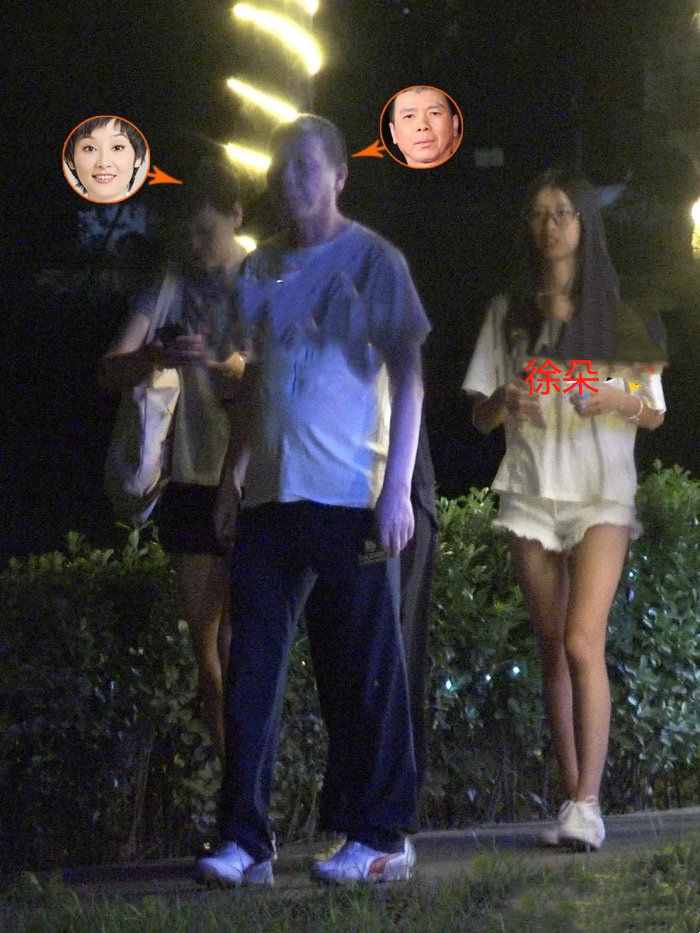 冯小刚徐帆带两女儿聚餐，大女儿长相酷似爸爸，养女颜值身材俱佳