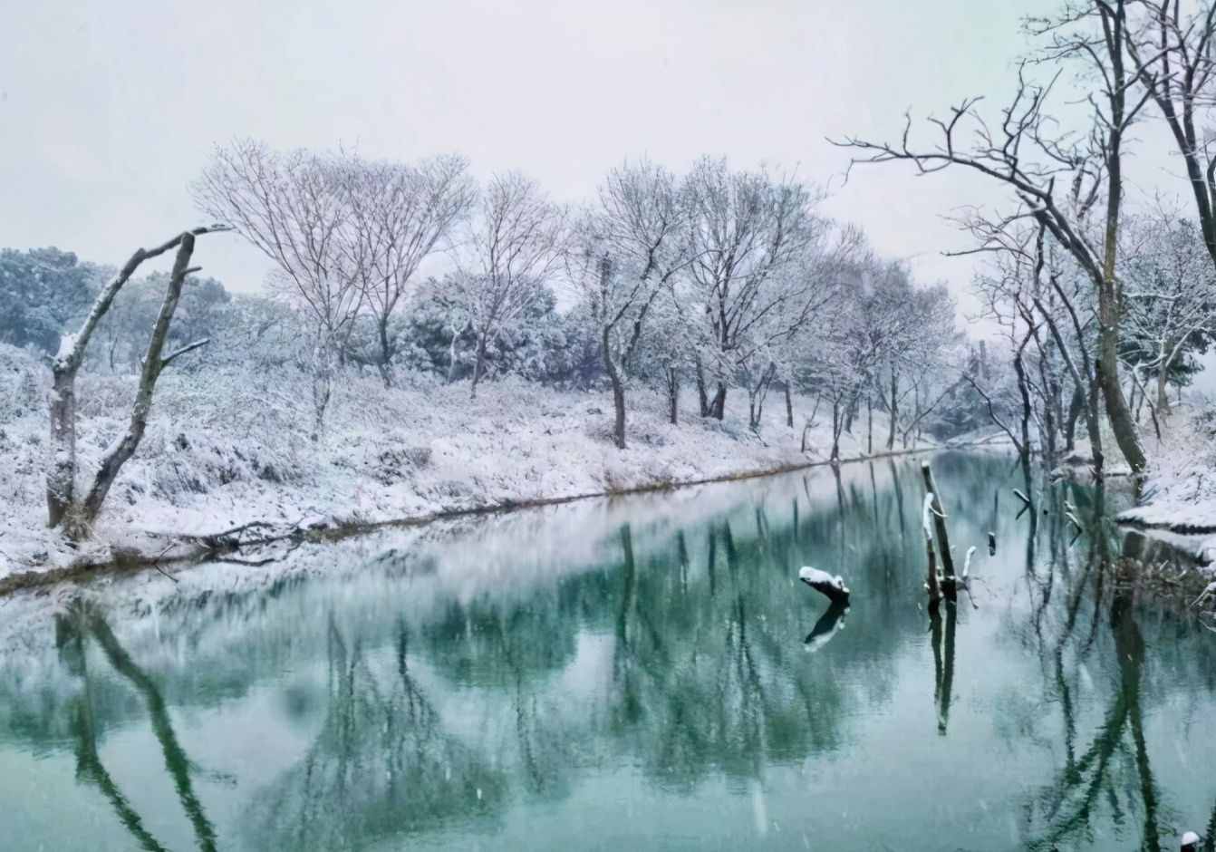 柳宗元的这首诗，只用了二十个字，便写出了绝妙的雪景，令人赞叹