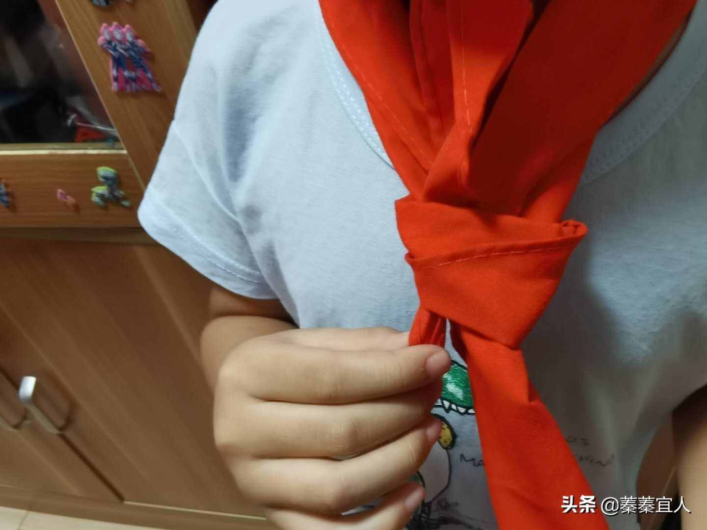 孩子问你红领巾怎么系，你不记得了？快来复习一下，别出丑啦