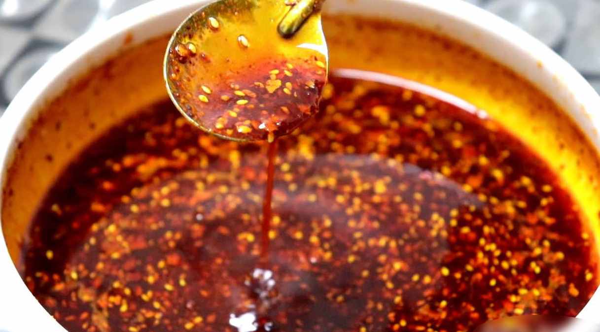 饭店里熬的辣椒油，为什么吃起来香辣美味，大厨教你做