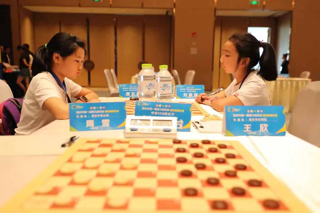 棋盘四四方，棋子似巧克力，古埃及法老时就有的国际跳棋，你会玩吗？