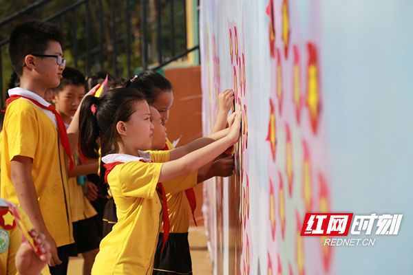 长沙：开学第一天 万朵“胜利花”绽放在校园