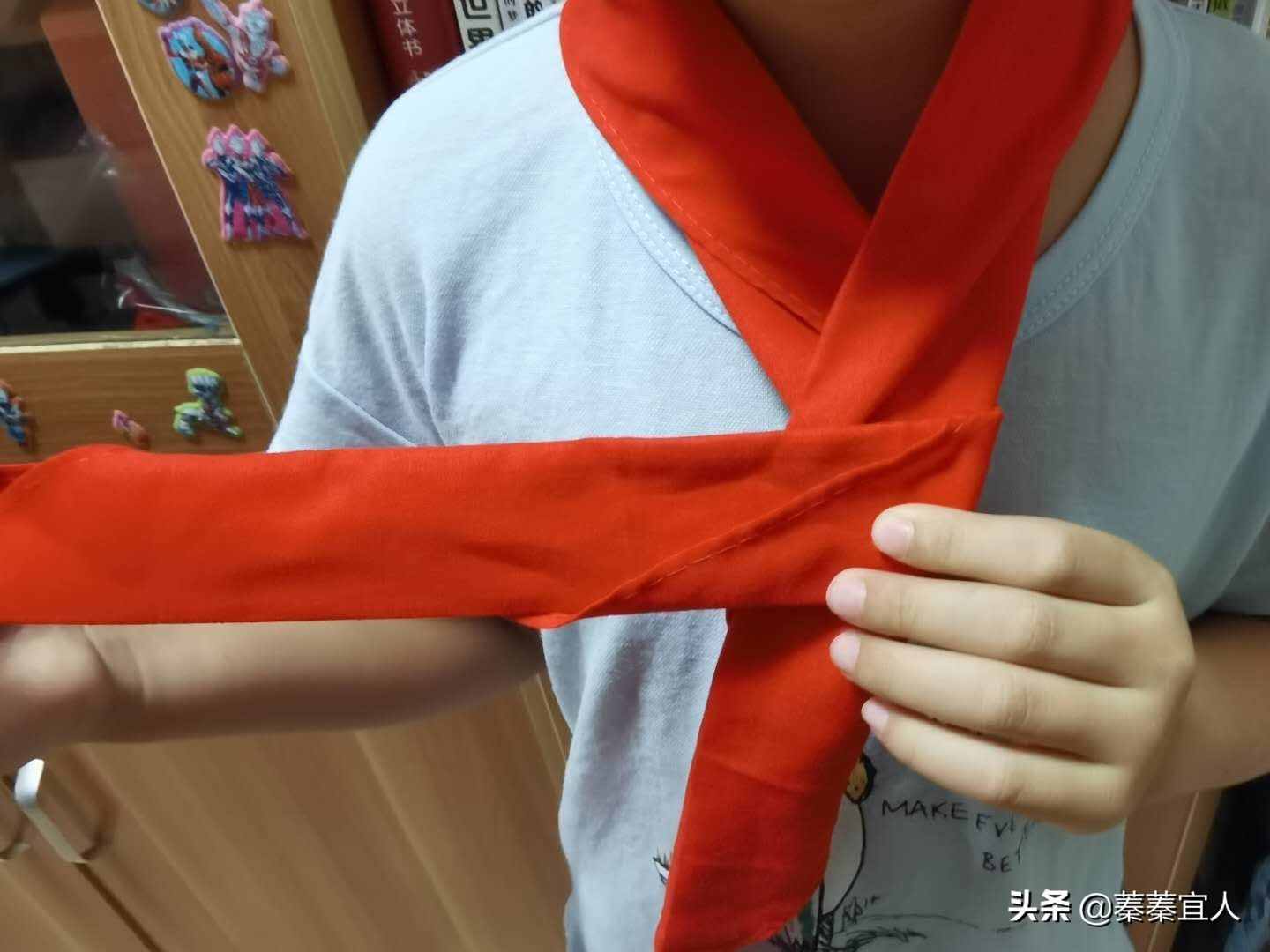 孩子问你红领巾怎么系，你不记得了？快来复习一下，别出丑啦