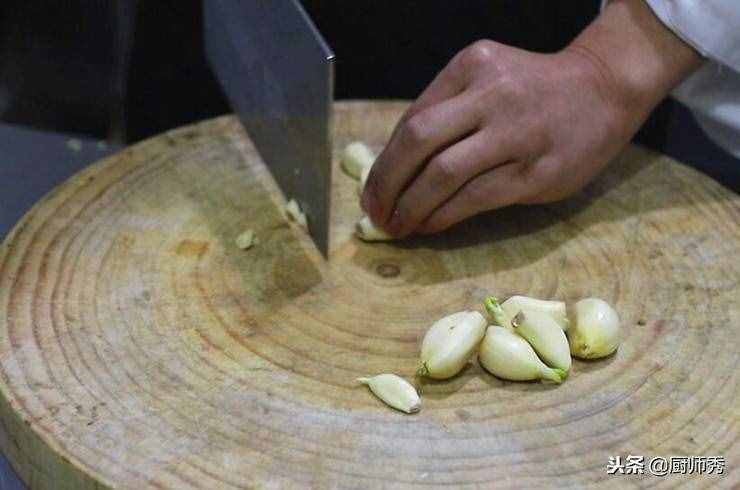 这才是炒鸡的正确做法，拌米饭吃特别香，总也吃不腻，5分钟学会