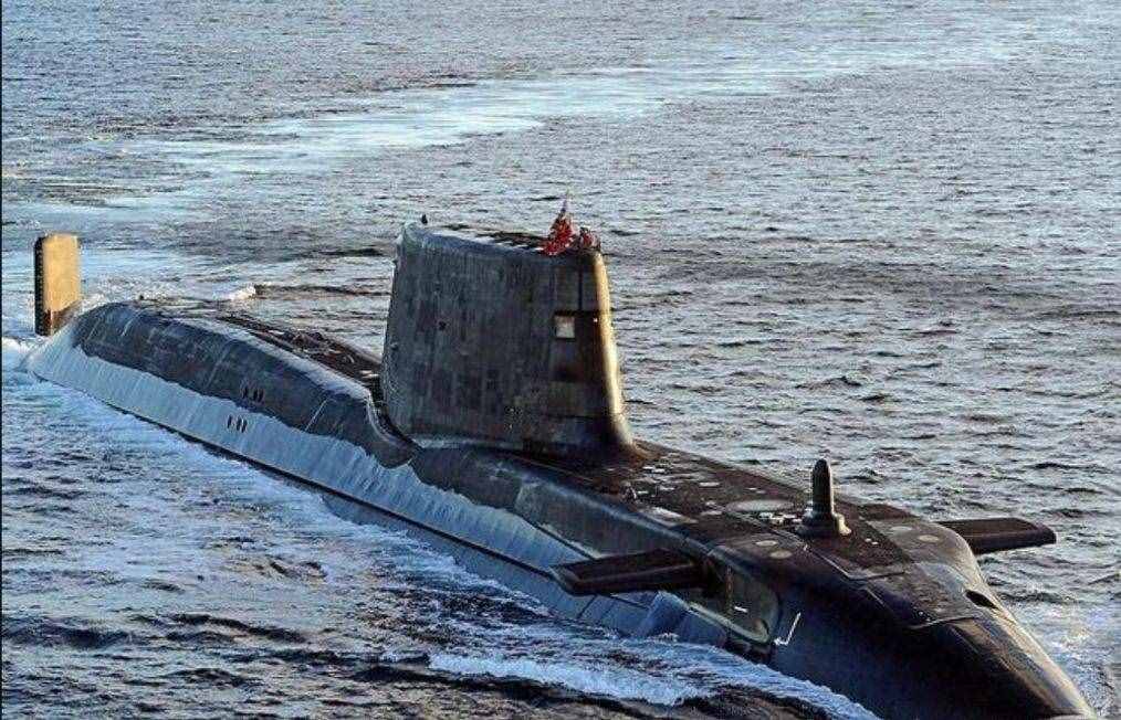 潜艇为何害怕驱逐舰，要立即下潜遁走，而不是冲上去跟敌舰决战？