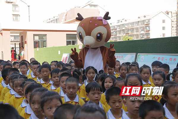 长沙：开学第一天 万朵“胜利花”绽放在校园