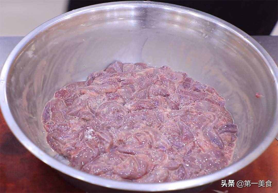 猪肝如此爆炒鲜嫩不老，厨师长分享做法和技巧，滑嫩不腥又入味