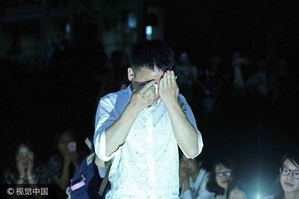 安徽安庆152名女生摆心形持手机照明 向8名男生毕业告白