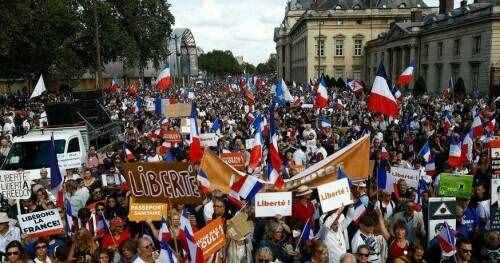 欧洲多国爆发抗议活动！民众反对疫情封锁，街头抗议人群一眼望不到头