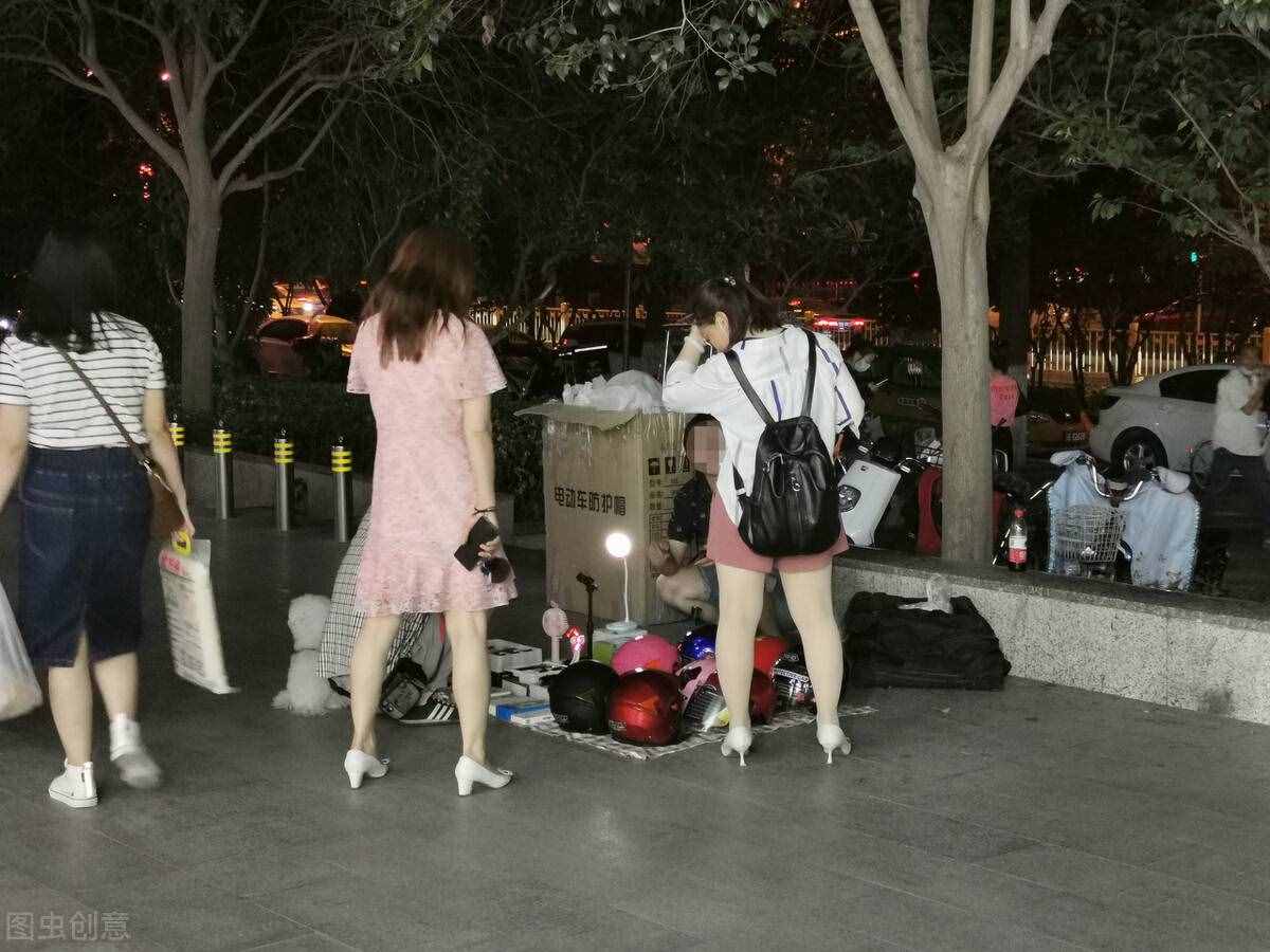 江西美女摆地摊，利用“大红包”，年赚50万，方法值得学习