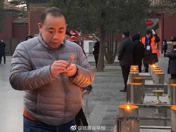 山东男子彻夜排队8.5小时 抢得北京雍和宫头柱香