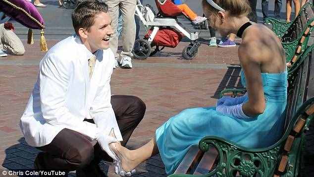 童话般的求婚 男子用水晶鞋向女友求婚