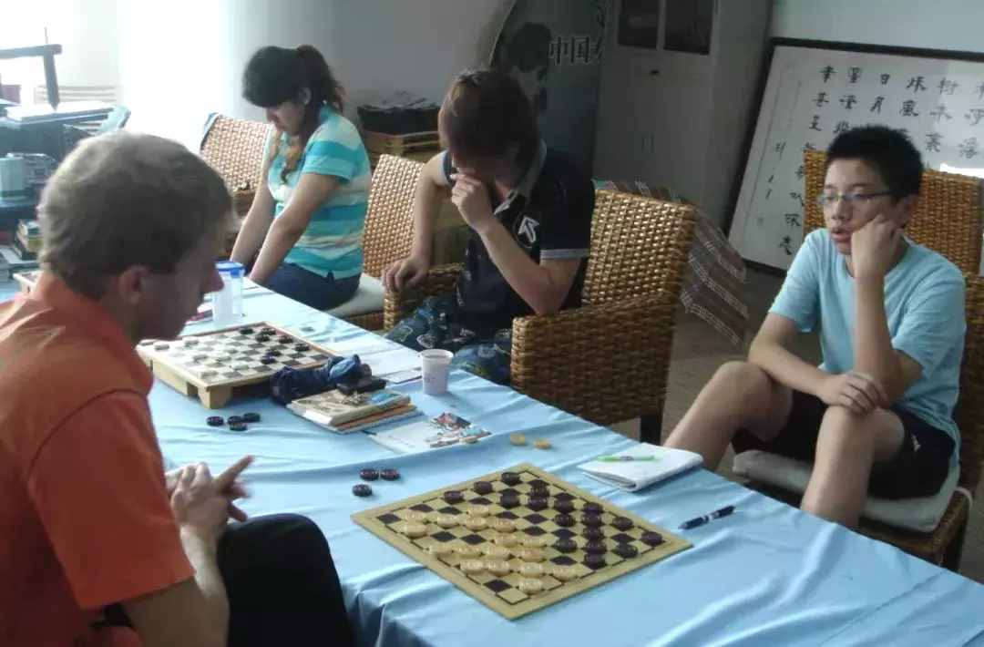 棋盘四四方，棋子似巧克力，古埃及法老时就有的国际跳棋，你会玩吗？