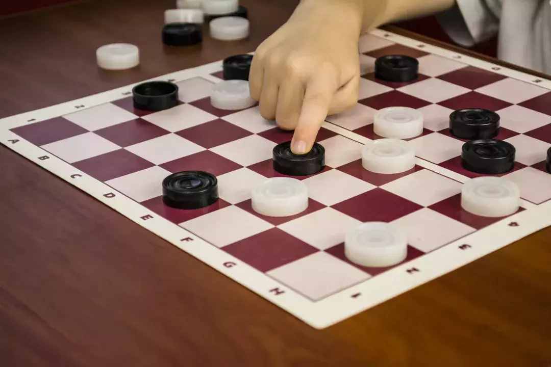 棋盘四四方，棋子似巧克力，古埃及法老时就有的国际跳棋，你会玩吗？